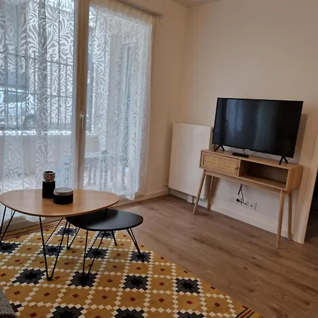Apartment In - 100m From Train Station And 20 Min From Paris St Lazare, Private Parking *